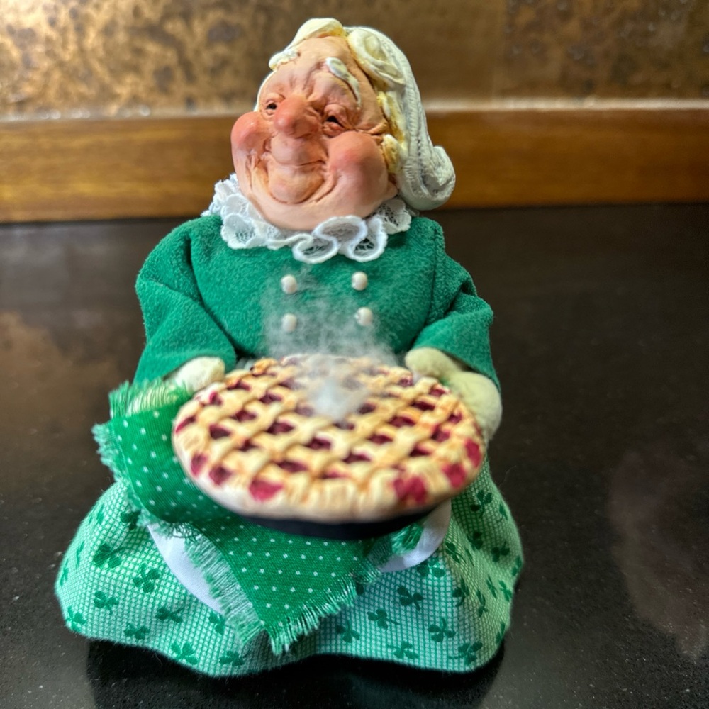 Rare Handmade Simpich Elf “Ivy” Baker Holding Pie Green Clover Dress 1985 5.5”